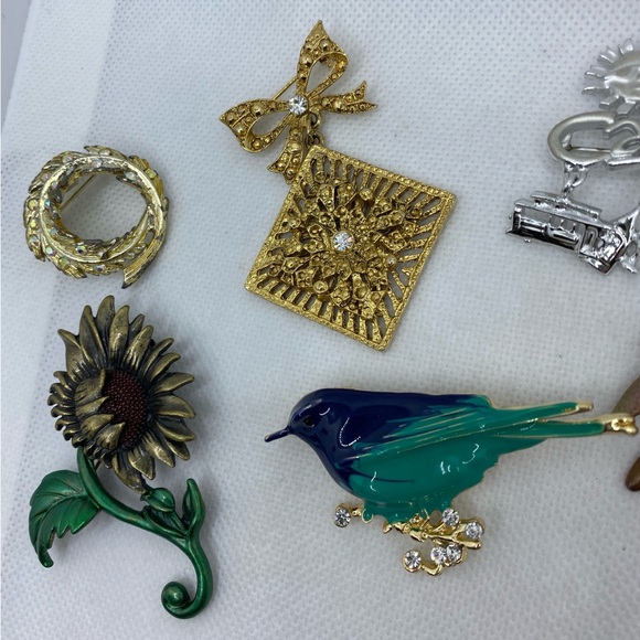 Assorted Brooch Collection - Picture 3 of 9